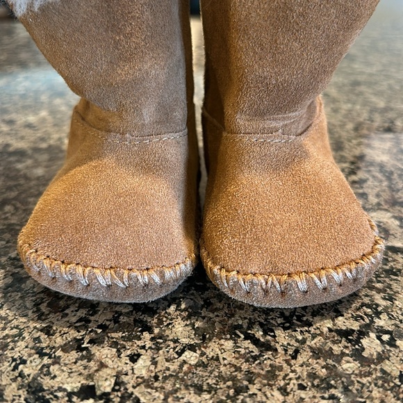 Baby Ugg Boots Tan Moccasins Fur Lined Rubber Soles Size 0/1 EUC Velcro Uggs - Picture 7 of 8